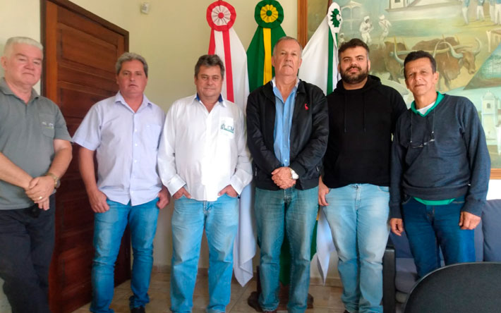 Equipe da empreiteira responsável pelas obras da estrada que liga Ibertioga a Barbacena reúne-se com representantes do nosso executivo e legislativo